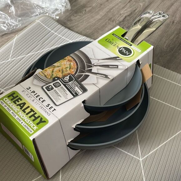 GreenPan
Valencia Pro Ceramic Non-Stick 3-Piece Skillet Set - Picture 3 of 4